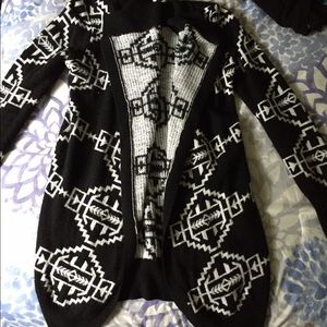 🍂 Beautiful black and white sweater 🍂