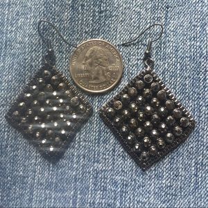 Diamond shaped mesh type earrings black and silver