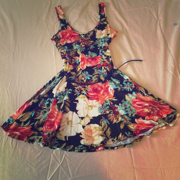 FLIRTY SPRING FLORAL DRESS