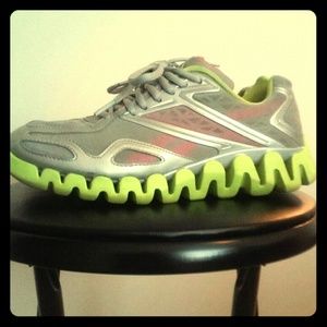 Comfortable Athletic Shoes! Great for running!