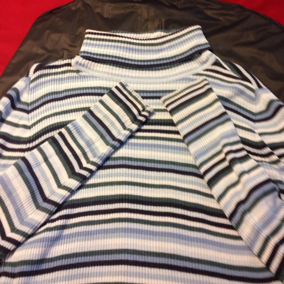 Turtleneck sweater - Picture 3 of 3