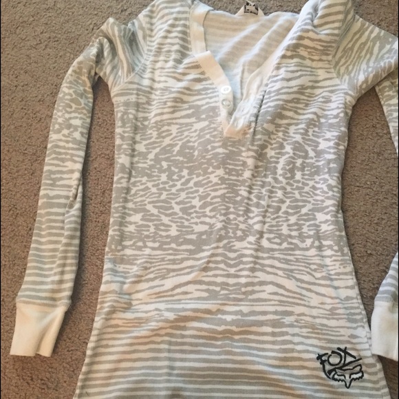 Fox long sleeve vneck with hood