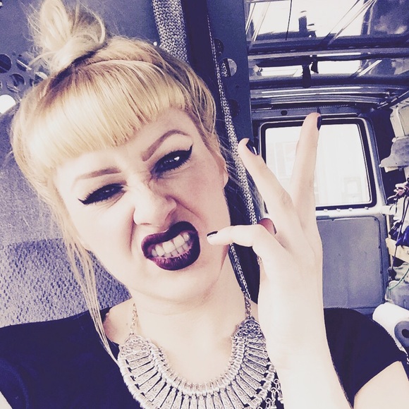 Meet your Posher, Eva Kosmos - Picture 2 of 4