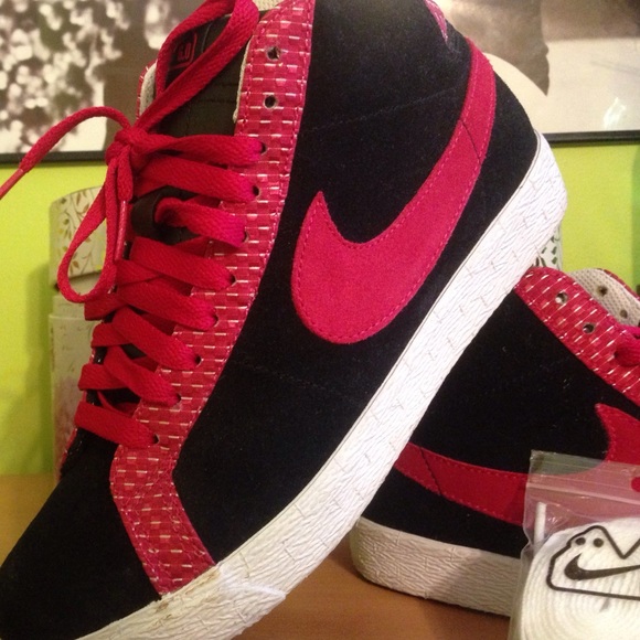 Nike black and pink 6.0 size 8