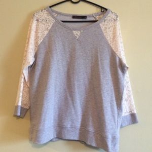 Sweatshirt with ivory lace sleeves
