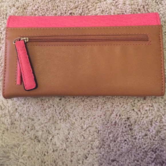 Kenneth Cole Reaction Wallet - Picture 2 of 4
