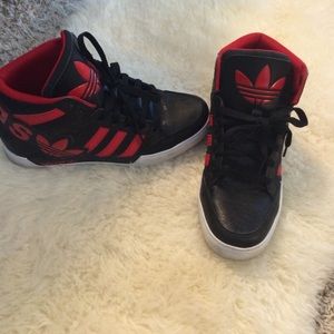 Adidas high tops Kids size 6 Fits Woman size 7 1/2