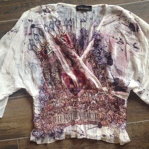 Short sleeve V-neck with cute design