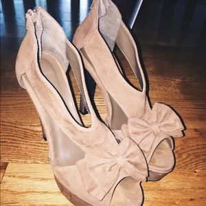 Taupe biege suede peep toe heels pumps with bow