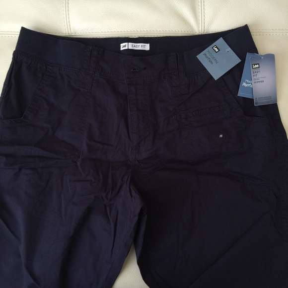 PRICE DROP💖🙀 NWT Navy Capri Pants