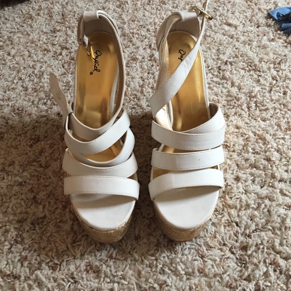 Qupid White and gold wedges