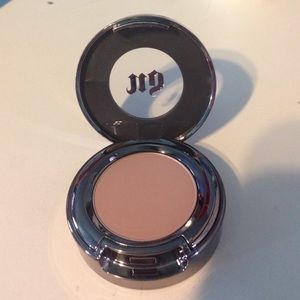 UD single eyeshadow in laced