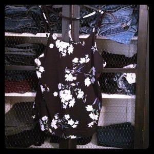 Adorable floral top NWT