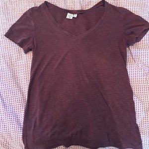 Maroon v-neck tshirt
