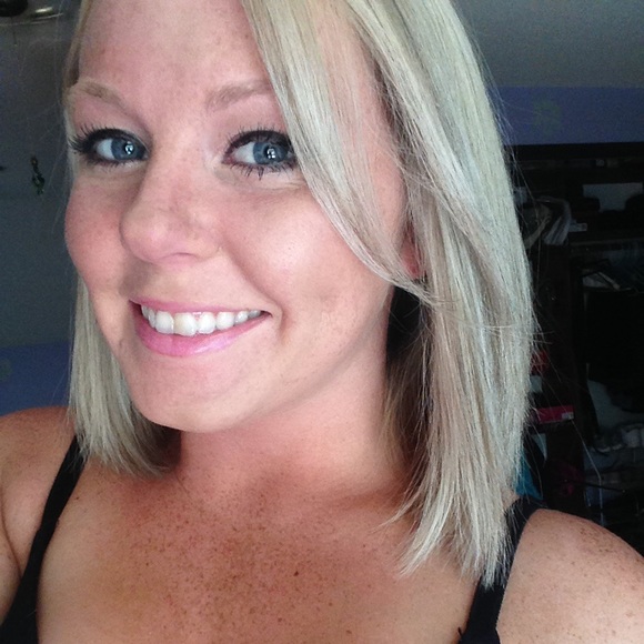 Meet your Posher, Larissa