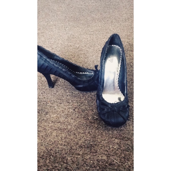 Size 6 black bow heels
