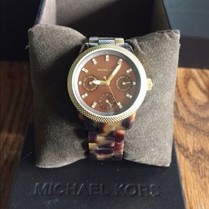 Michael Kors Tortious print watch