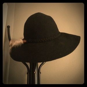 Gorgeous Floppy sun hat with feather detail