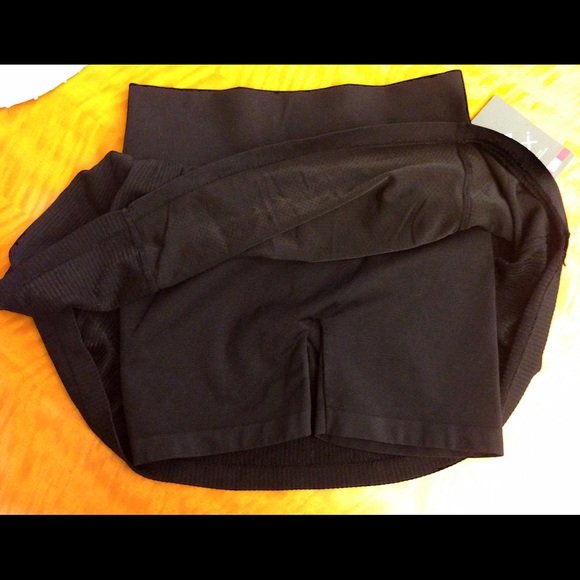 โ๏ธSOLDโ๏ธHOST PICK ๐๐ปRUNNING SKIRT W/POCKET. NEW - Picture 4 of 4
