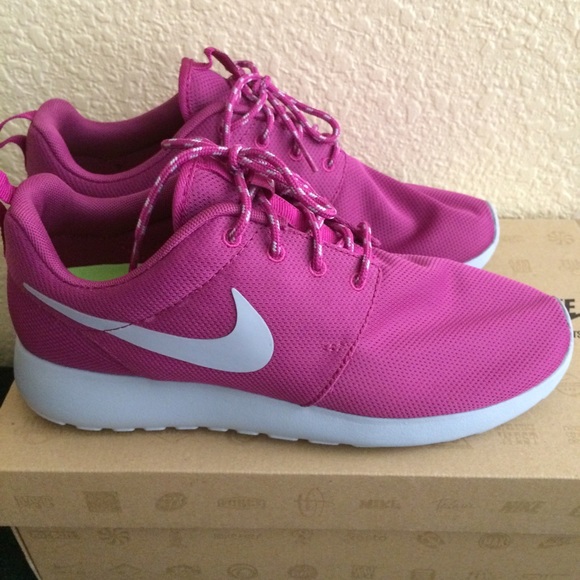 Nike Shoes - Nike Roshe