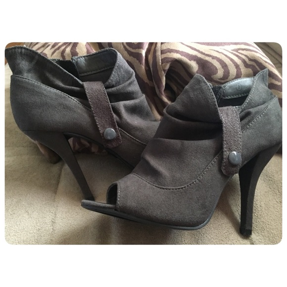 On Hold until 10/18 • Gray open toe Booties
