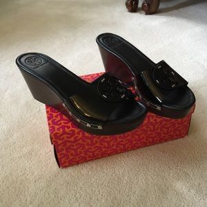 Black Tori Burch parties wedge black patent
