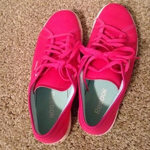 Hot pink reebok sneakers- like new!!!