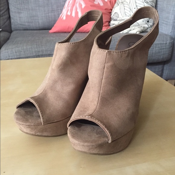 Carlos Santana Beige Open-Toe Wedges