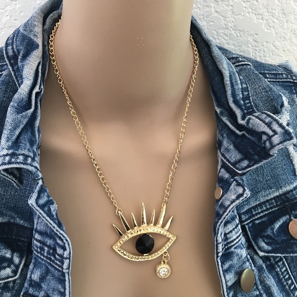 Jewelry - ♥️BOGO FREE: Edgy Eye necklace