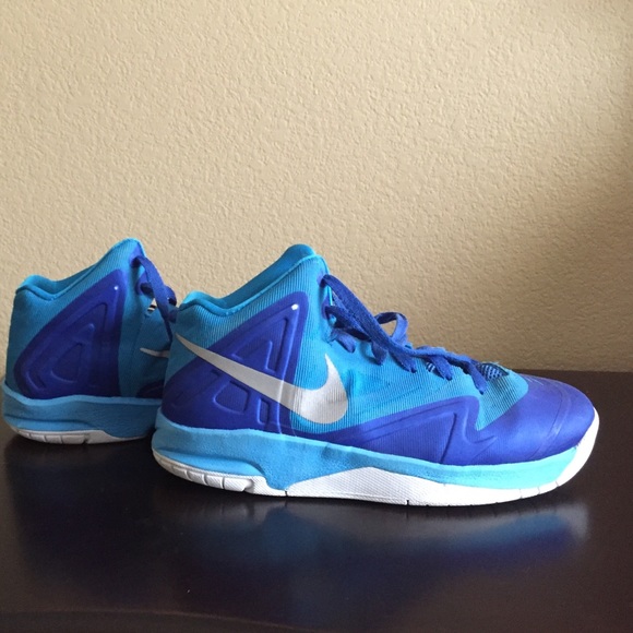 Size 5 women's basketball shoe