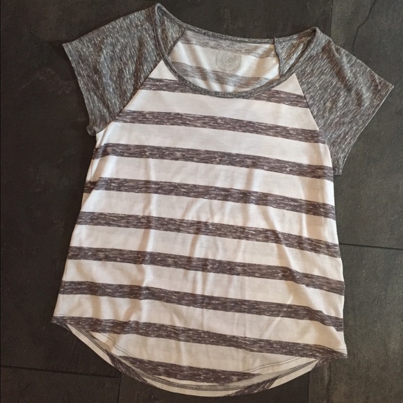 Super cute grey and white tee
