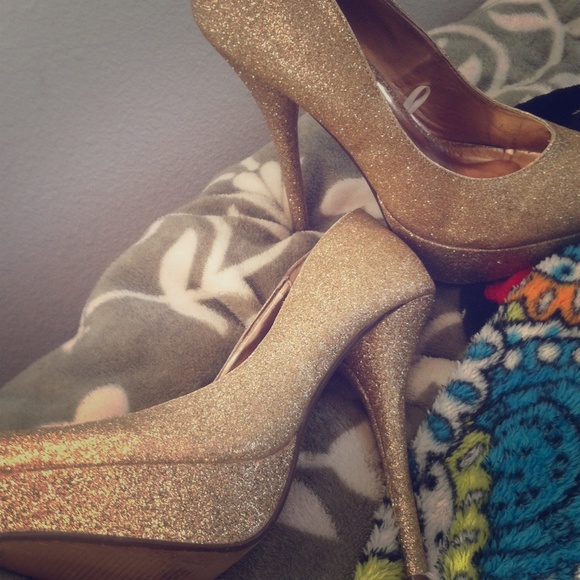 Perfect for homecoming!! Gold stilettos.