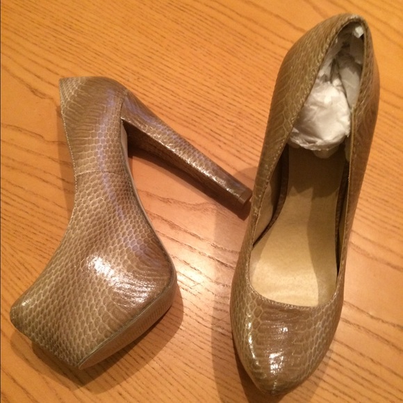 Shoe Dazzle Shoes - Sexy high heel shoe that goes with everything