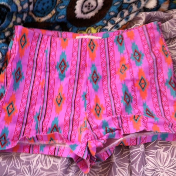 Colorful Aztec shorts - Picture 1 of 1