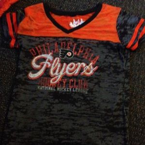 Fitted women's Philadelphia Flyers t shirt