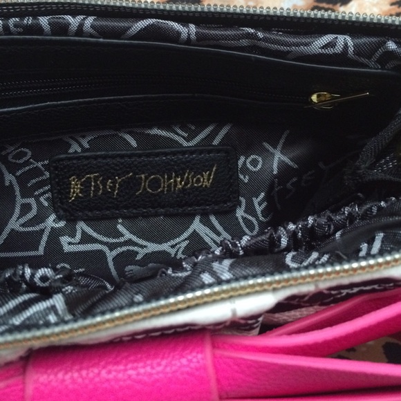 BNWT Betsey Johnson Wristlet - Picture 3 of 4