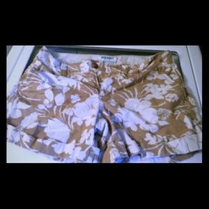 Old navy flower shorts. Tan and white.