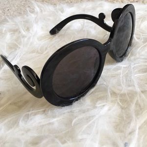 Round black glasses