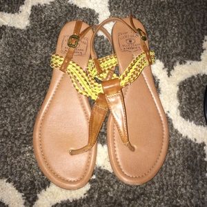 Like new! Lucky brand brown flip flops.