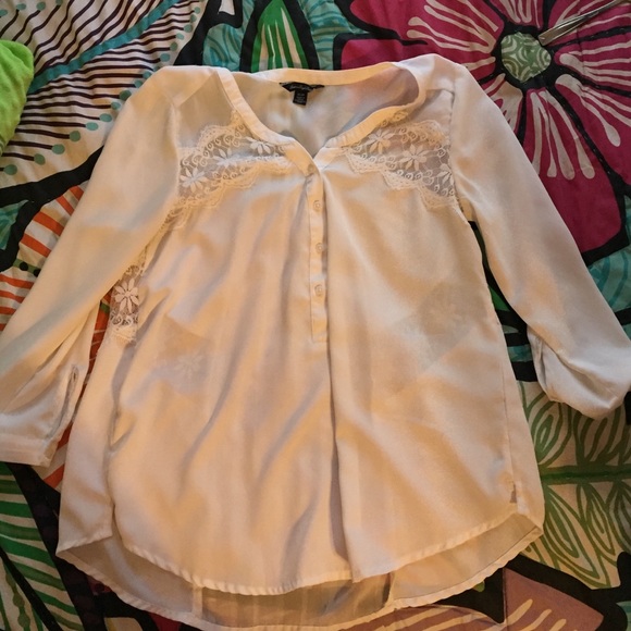 cute white shirt! Has some cute lace