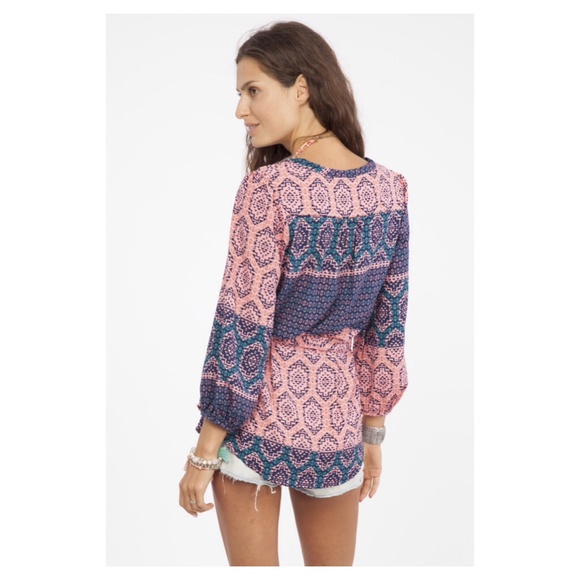 You NEED this top in your LIFE - Picture 2 of 4