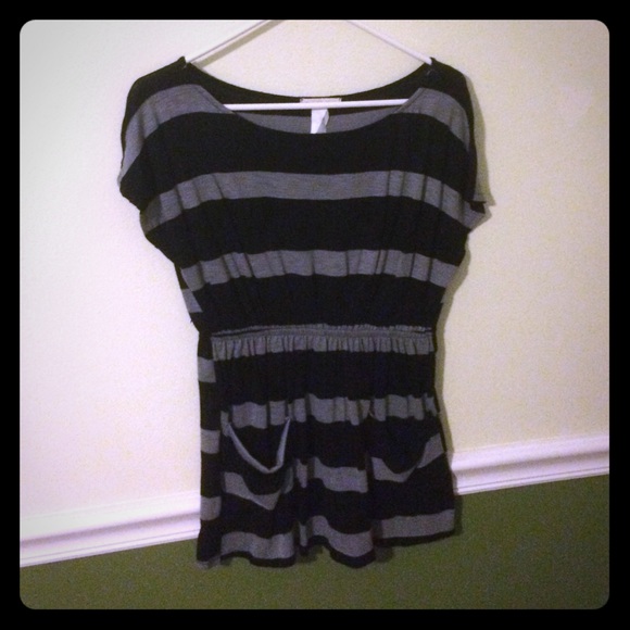 Cute black and grey cinch wast top