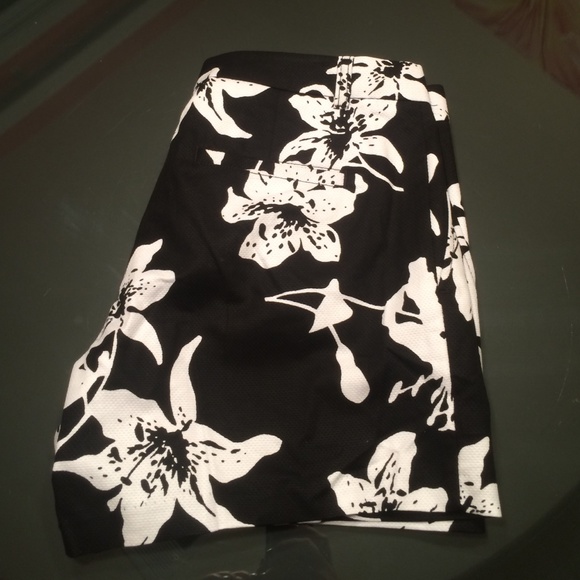 Banana Republic Floral Shorts - Picture 2 of 3