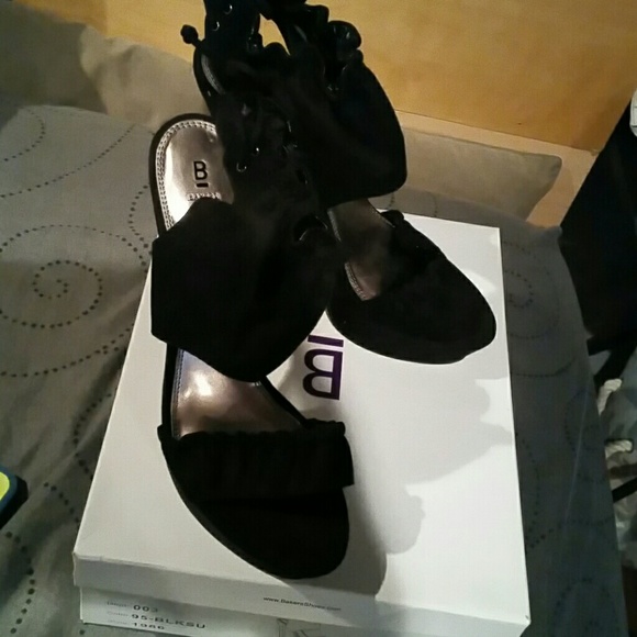 Flirty black platform shoe