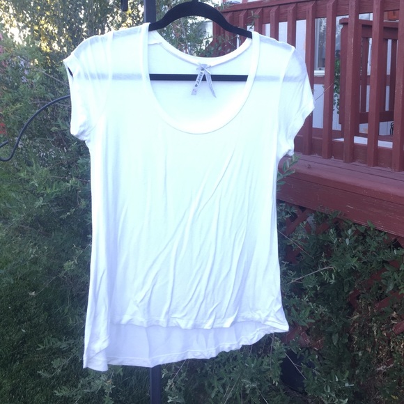 Stunning white scoop neck tshirt!! So soft!! Large