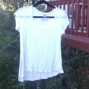 Stunning white scoop neck tshirt!! So soft!! Large