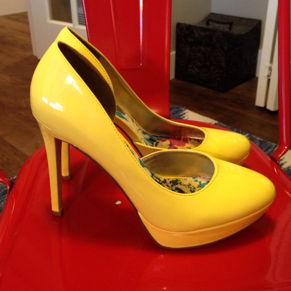 💛 neon yellow pat leather pumps 💛