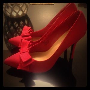 Red pumps with cute bow