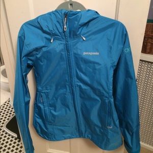 ⭐️sale⭐️Patagonia blue rain coat.