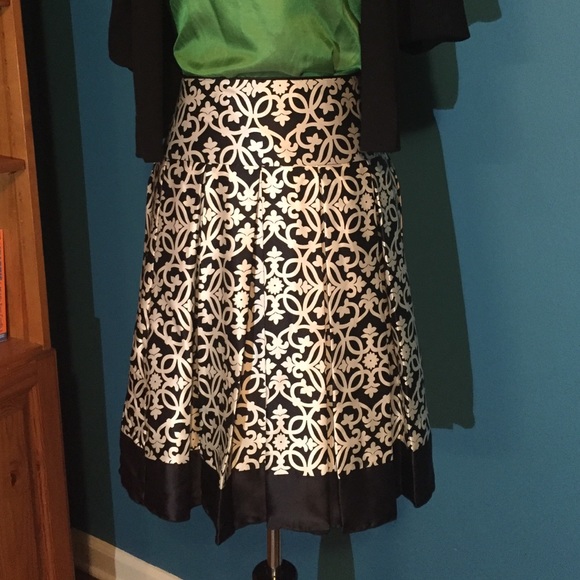 ✨SALE✨ White House Black Market Silk Skirt